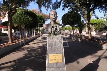 l busto de Pérez Galdós asediado por los excrementos de ave (Foto TA)